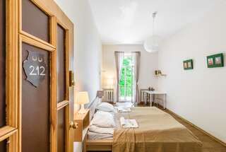 Хостелы Downtown Forest Hostel & Camping Вильнюс Двухместный номер с 1 кроватью и общей ванной комнатой-1