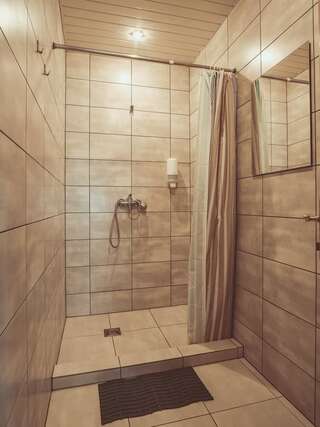 Хостелы Downtown Forest Hostel & Camping Вильнюс Семейный номер с собственной ванной комнатой (для 4 взрослых)-1