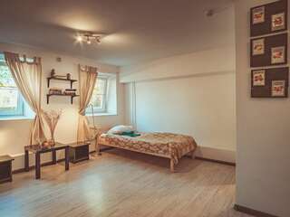 Хостелы Downtown Forest Hostel & Camping Вильнюс Двухместный номер с 2 отдельными кроватями и собственной ванной комнатой-2