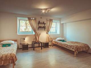 Хостелы Downtown Forest Hostel & Camping Вильнюс Двухместный номер с 2 отдельными кроватями и собственной ванной комнатой-3