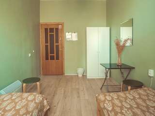 Хостелы Downtown Forest Hostel & Camping Вильнюс Двухместный номер с 2 отдельными кроватями и общей ванной комнатой-2