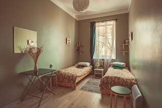 Хостелы Downtown Forest Hostel & Camping Вильнюс Двухместный номер с 2 отдельными кроватями и общей ванной комнатой-3