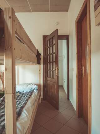 Хостелы Downtown Forest Hostel & Camping Вильнюс Кровать в общем 6-местном номере для мужчин и женщин-1
