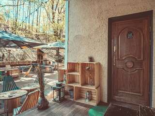 Хостелы Downtown Forest Hostel & Camping Вильнюс Кровать в общем 6-местном номере для мужчин и женщин-2