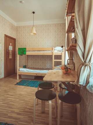Хостелы Downtown Forest Hostel & Camping Вильнюс Кровать в общем 4-местном номере для мужчин и женщин-3