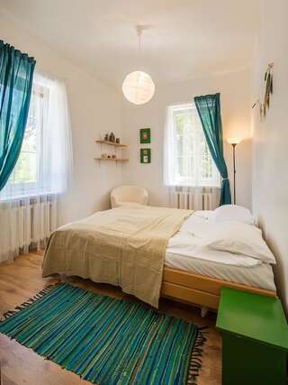 Хостелы Downtown Forest Hostel & Camping Вильнюс Двухместный номер с 1 кроватью и собственной ванной комнатой-1