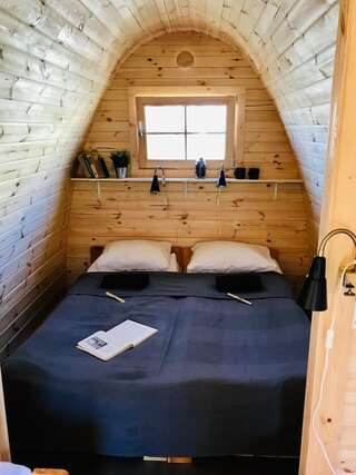 Хостелы Downtown Forest Hostel & Camping Вильнюс Бунгало с видом на сад-3