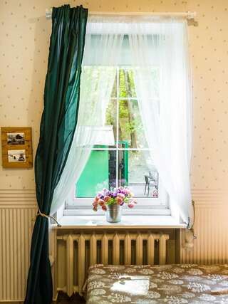 Хостелы Downtown Forest Hostel & Camping Вильнюс Двухместный номер с 2 отдельными кроватями и общей ванной комнатой-4