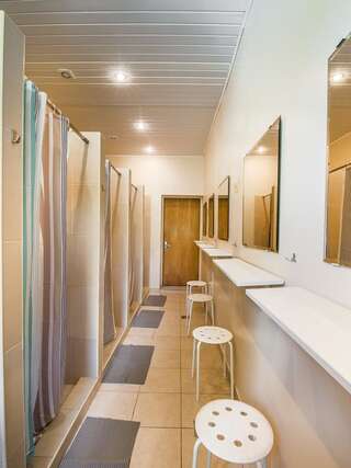 Хостелы Downtown Forest Hostel & Camping Вильнюс Кровать в общем 4-местном номере для мужчин и женщин-5