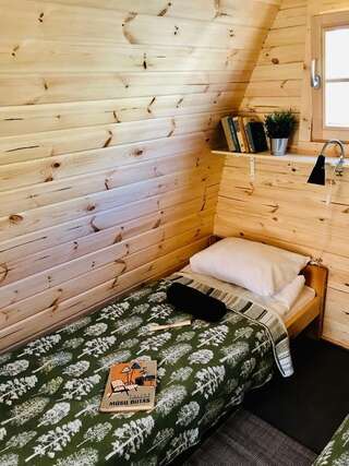 Хостелы Downtown Forest Hostel & Camping Вильнюс Бунгало с видом на сад-4