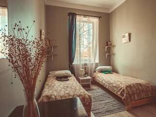 Хостелы Downtown Forest Hostel & Camping Вильнюс Двухместный номер с 2 отдельными кроватями и общей ванной комнатой-1