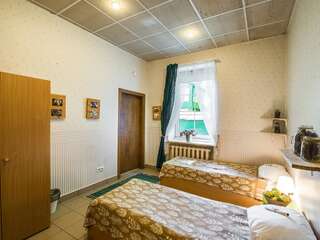 Хостелы Downtown Forest Hostel & Camping Вильнюс Двухместный номер с 2 отдельными кроватями и общей ванной комнатой-6