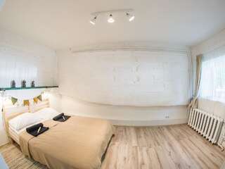 Хостелы Downtown Forest Hostel & Camping Вильнюс Двухместный номер с 1 кроватью и собственной ванной комнатой-5
