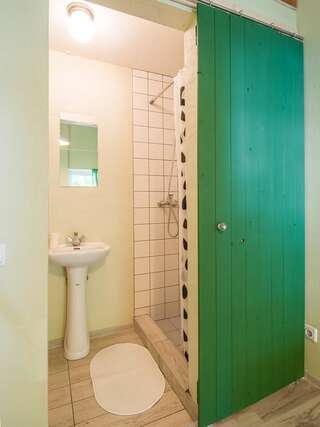 Хостелы Downtown Forest Hostel & Camping Вильнюс Двухместный номер с 1 кроватью и собственной ванной комнатой-7