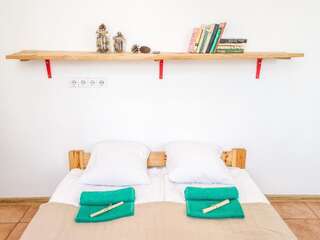 Хостелы Downtown Forest Hostel & Camping Вильнюс Двухместный номер с 1 кроватью и общей ванной комнатой-5