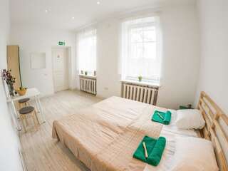 Хостелы Downtown Forest Hostel & Camping Вильнюс Двухместный номер с 1 кроватью и общей ванной комнатой-15