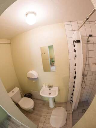 Хостелы Downtown Forest Hostel & Camping Вильнюс Двухместный номер с 1 кроватью и общей ванной комнатой-16