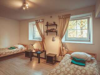 Хостелы Downtown Forest Hostel & Camping Вильнюс Двухместный номер с 2 отдельными кроватями и собственной ванной комнатой-1