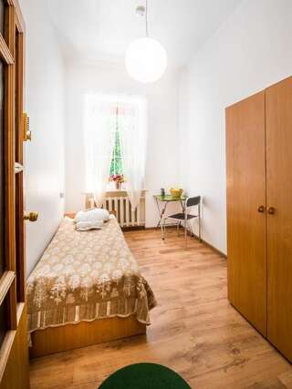 Хостелы Downtown Forest Hostel & Camping Вильнюс Одноместный номер с общей ванной комнатой-1