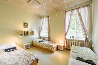 Хостелы Downtown Forest Hostel & Camping Вильнюс Трехместный номер с общей ванной комнатой-1