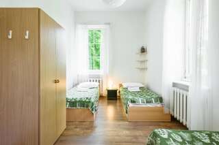 Хостелы Downtown Forest Hostel & Camping Вильнюс Трехместный номер с общей ванной комнатой-2