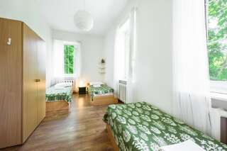 Хостелы Downtown Forest Hostel & Camping Вильнюс Трехместный номер с общей ванной комнатой-6