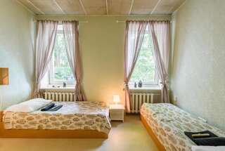 Хостелы Downtown Forest Hostel & Camping Вильнюс Трехместный номер с общей ванной комнатой-7