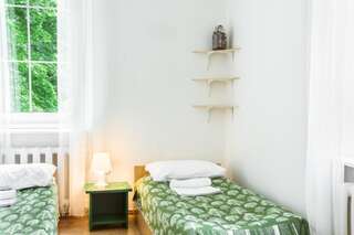 Хостелы Downtown Forest Hostel & Camping Вильнюс Трехместный номер с общей ванной комнатой-9