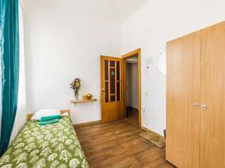 Хостелы Downtown Forest Hostel & Camping Вильнюс Трехместный номер с общей ванной комнатой-12