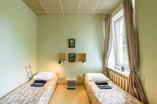 Хостелы Downtown Forest Hostel & Camping Вильнюс Трехместный номер с общей ванной комнатой-13