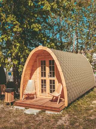 Хостелы Downtown Forest Hostel & Camping Вильнюс Бунгало с видом на сад-2